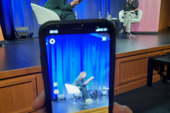 Natalie Amiri beschreibt ihr Leben zwischen zwei Welten und Kulturen und erklärt anschaulich, wie sich die politische Situation seit der Revolution von 1979 entwickelt hat.